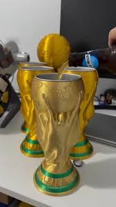 Jeitinho brasileiro: réplica da taça esconde a cerveja dos torcedores da polícia nos EUA