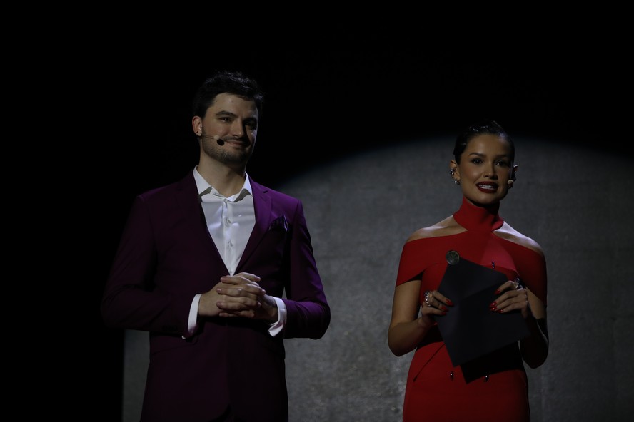 Felipe Neto e Juliete no Prêmio da Música Brasileira, no Municipal do Rio