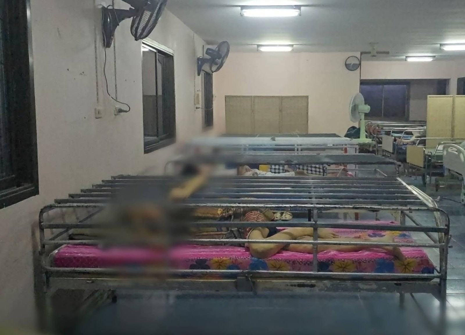 Asilo na Tailândia é investigado após denúncia de idosos mantidos em camas com grades e cercas de arame farpado