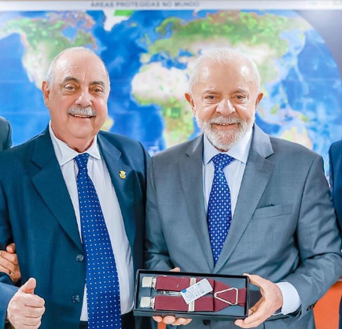 Sem promessa de apoio em 2026, Fuad Noman encontra Lula e presenteia ...