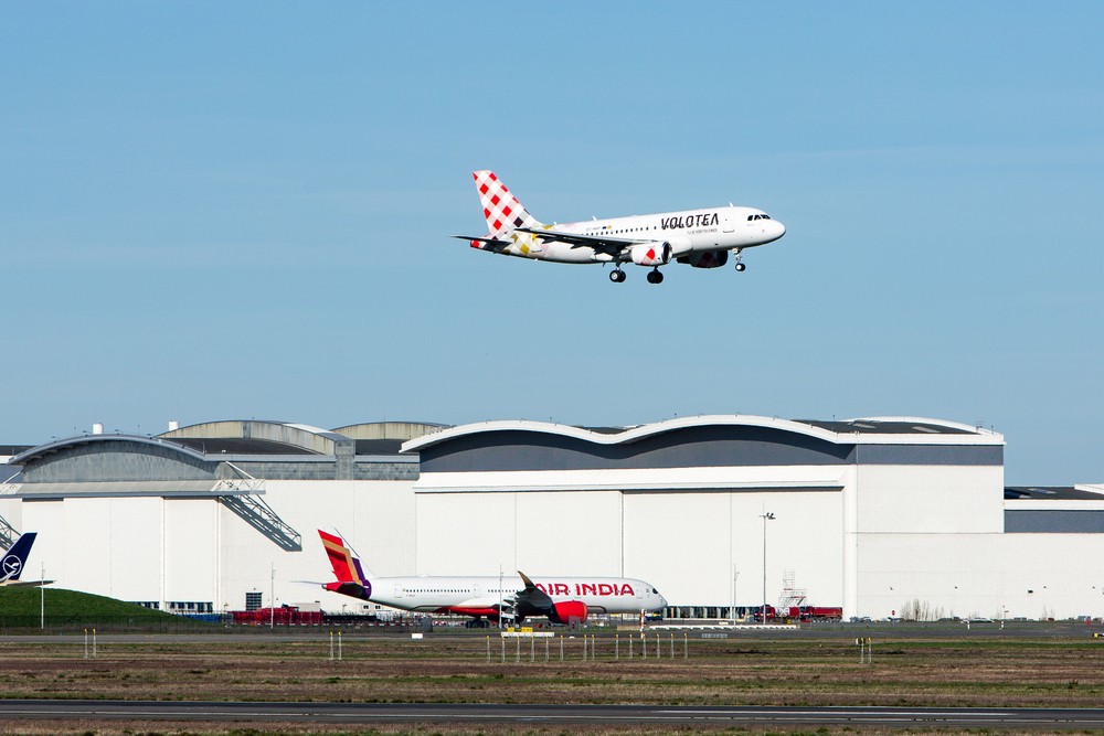 A320 voando no aeroporto de Toulouse, onde funciona o centro de entregas da Airbus — Foto: Matthieu Rondel/Bloomberg