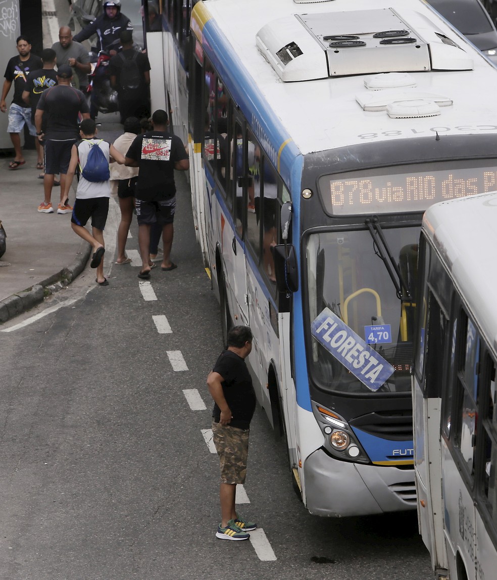 Passageiros embarcam na Avenida Armando Lombardi — Foto: Marcelo Theobald