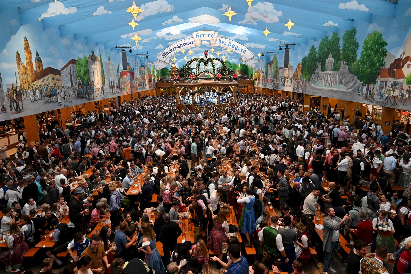 Festival de cerveja Oktoberfest, no parque de diversões Theresienwiese, em Munique, sul da Alemanha — Foto: Christof STACHE / AFP