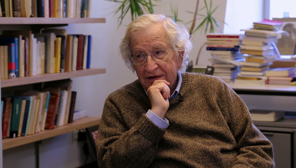 Aos 95 anos, Noam Chomsky está no Brasil para cuidar da saúde