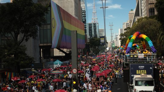 Fotos: Parada LGBTQIA+ de São Paulo reúne público de verde e amarelo na avenida Paulista
