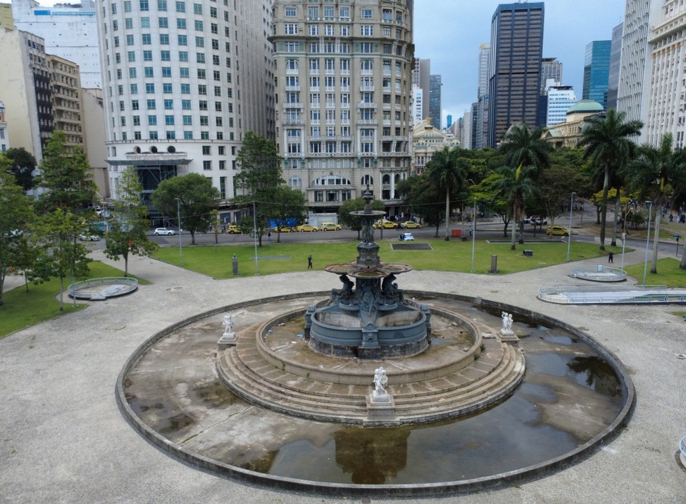 Descaso. O Chafariz do Monroe: até os anjos de mármore foram vandalizados — Foto: Custodio Coimbra