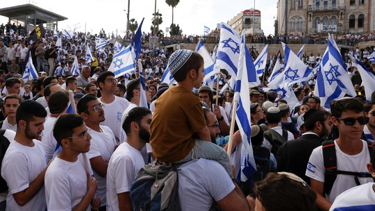 Milhares participam da 'marcha das bandeiras' em Jerusalém em clima de tensão e com relatos de violência