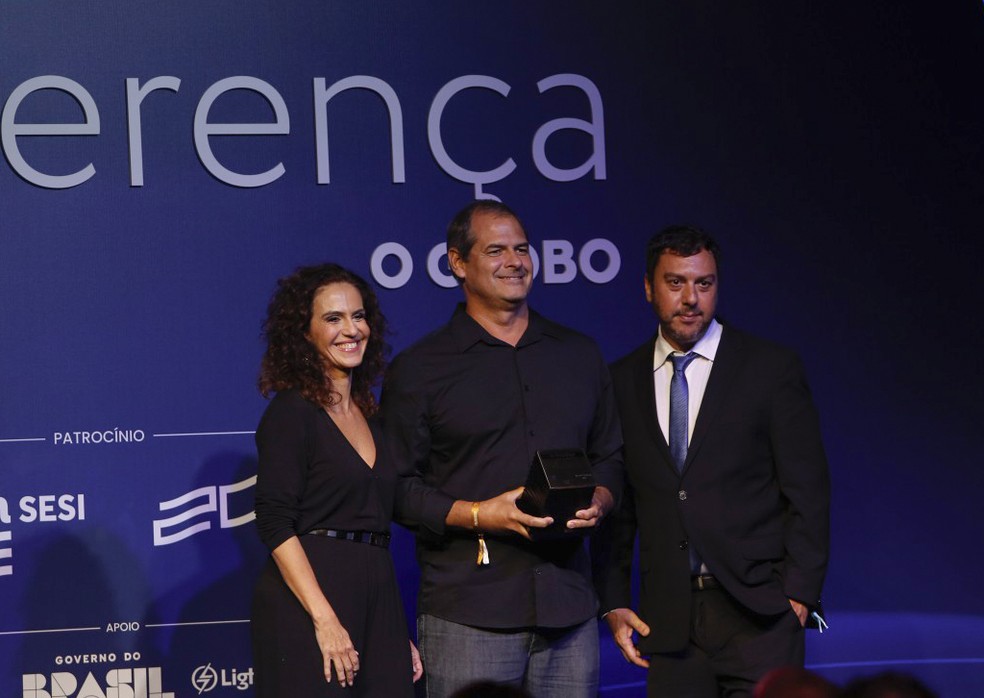 O filho do ator recebe o Prêmio Faz Diferença 2025 do editor de Cultura do GLOBO, Marcelo Balbio, e da colunista Malu Gaspar — Foto: Alexandre Cassiano / Agência O Globo