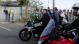Bolsonaro desfila de moto para apoiadores — Foto: Fabiano Rocha / Agência O Globo