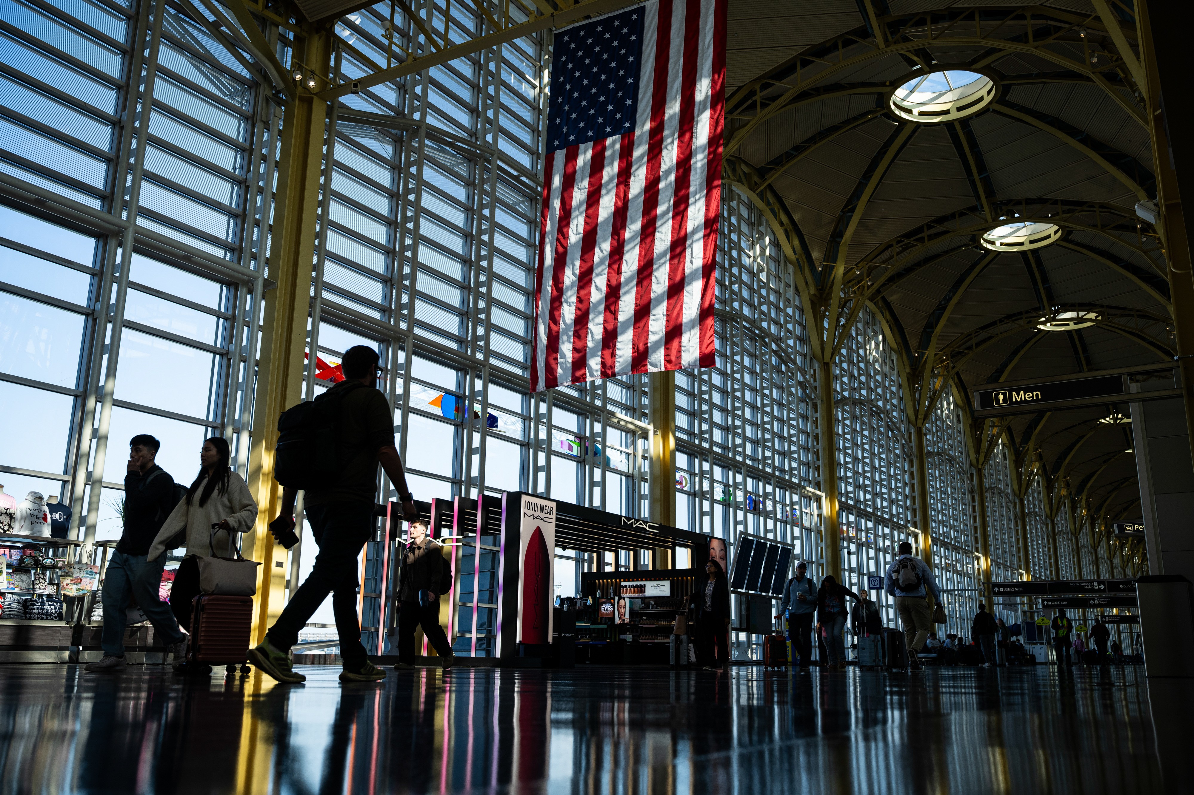 Nova regra migratória amplia incerteza para brasileiros que buscam 'green card' nos EUA
