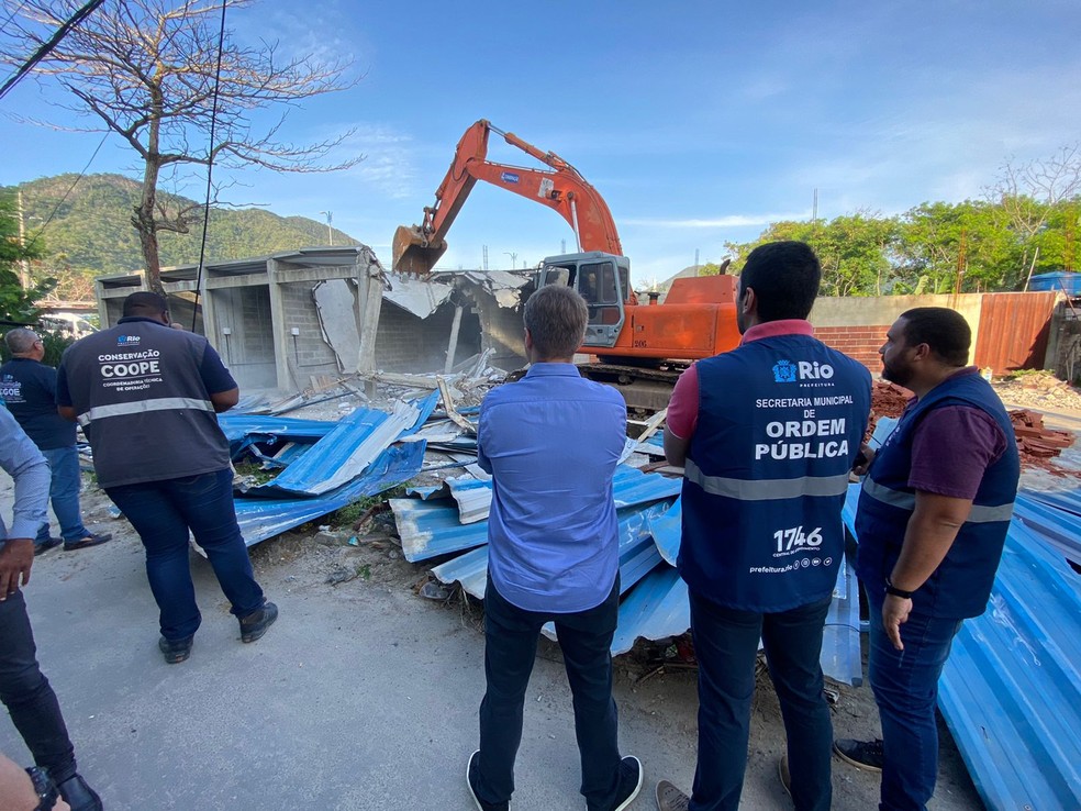 Equipe da prefeitura durante demolição de dois centros comerciais e uma loja de material de construção em frente à estação do BRT Notre Dame — Foto: Divulgação/ Paulo Mac Culloch