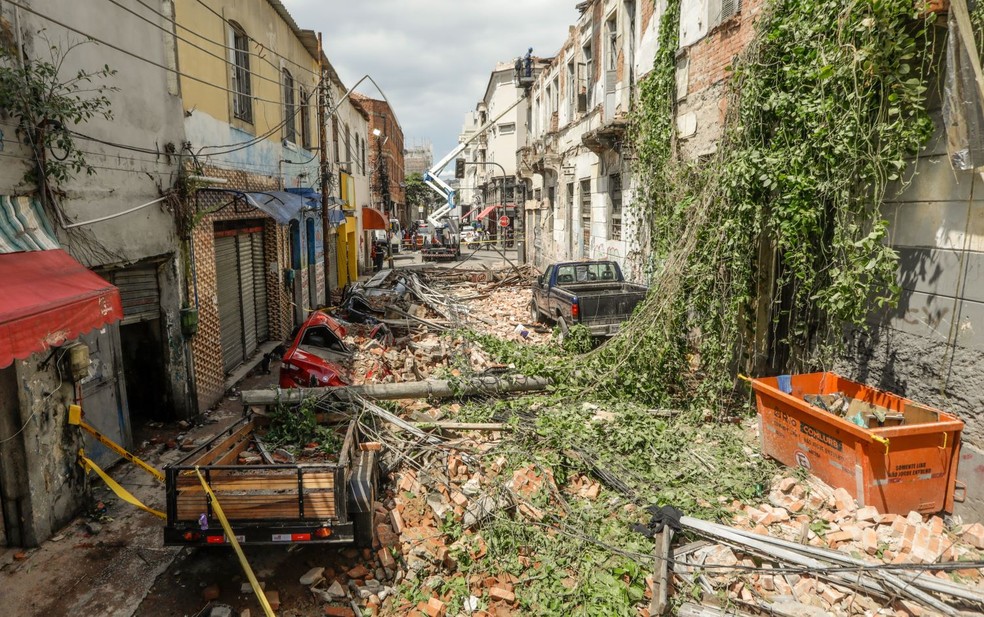 Escombros na rua onde sobrado caiu. Outros imóveis estão em mau estado — Foto: Gabriel de Paiva