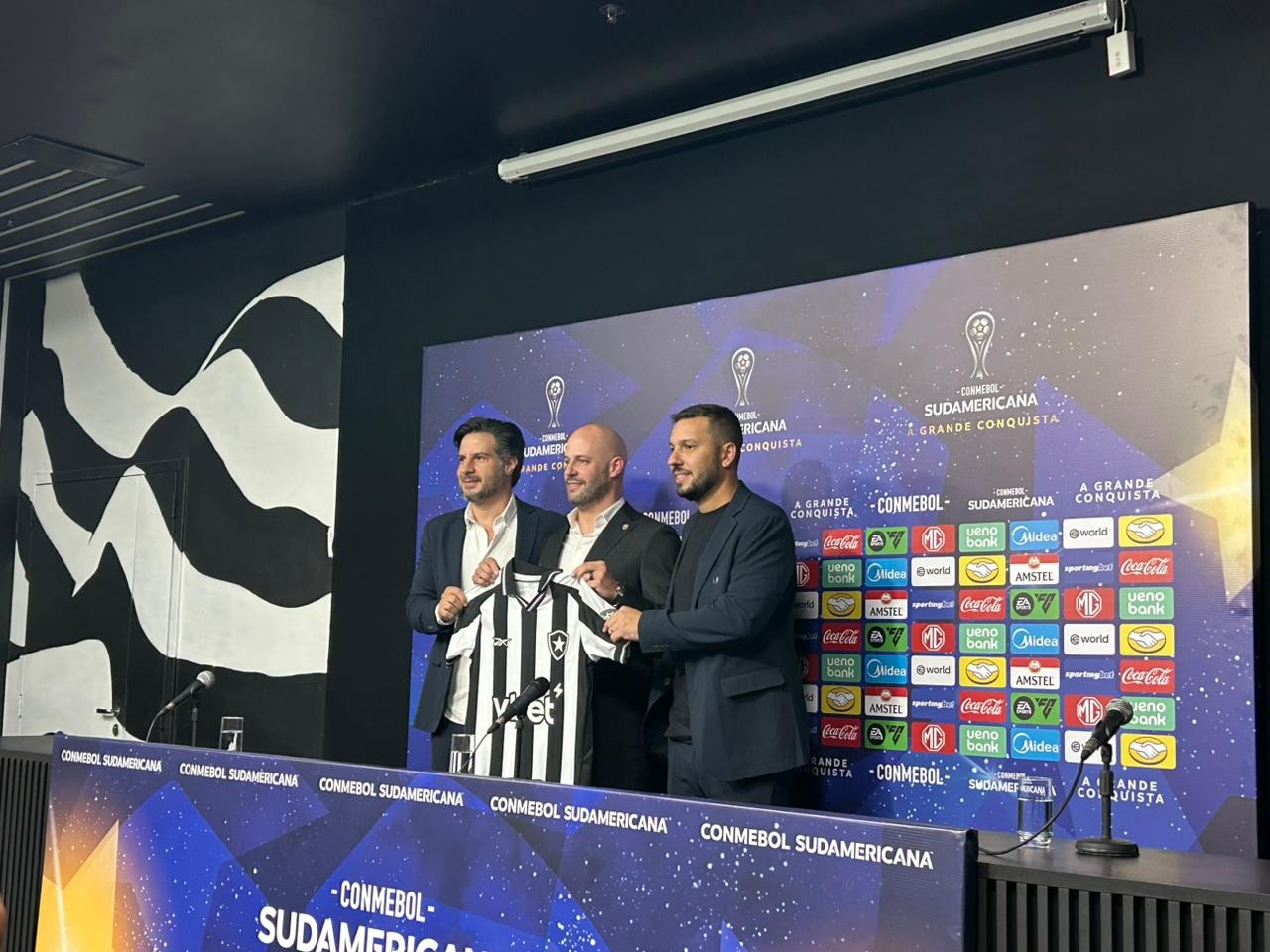 Franclim Carvalho é apresentado como novo técnico Botafogo: 'Fui escolhido pela segunda vez'