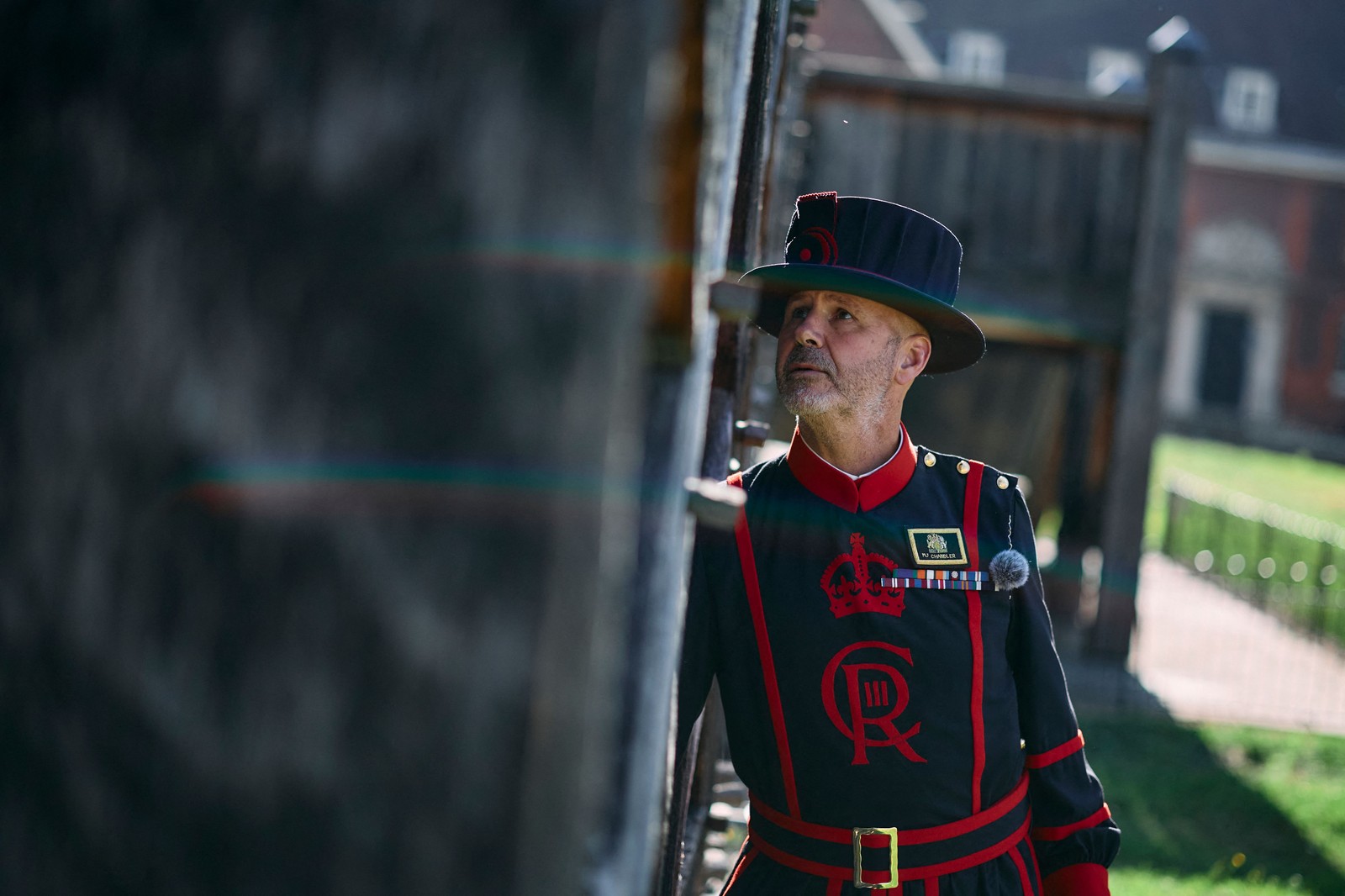 Depois de servir em missões da marinha britânica em locais como Afeganistão e Ártico, Barney Chandler ingressou no regimento Yeoman Warder, responsável por guardar a Torre de Londres — Foto: Benjamin Cremel / AFP
