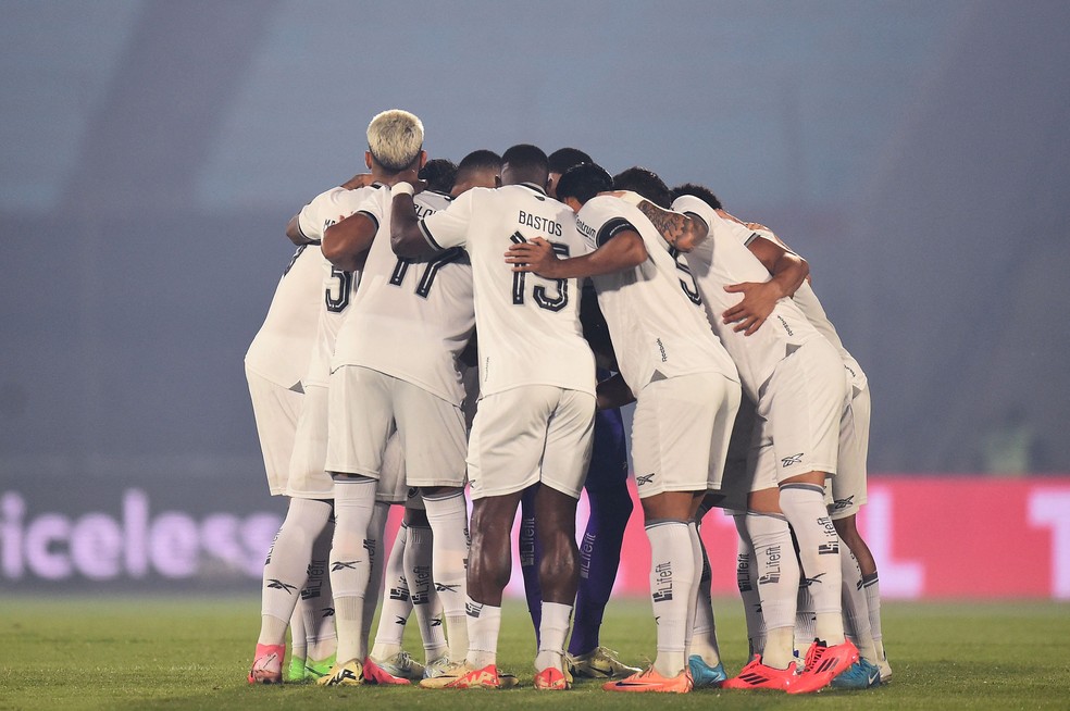 Jogadores do Botafogo fazem conversa final antes do jogo contra o Peñarol — Foto: Dante Fernandez/AFP