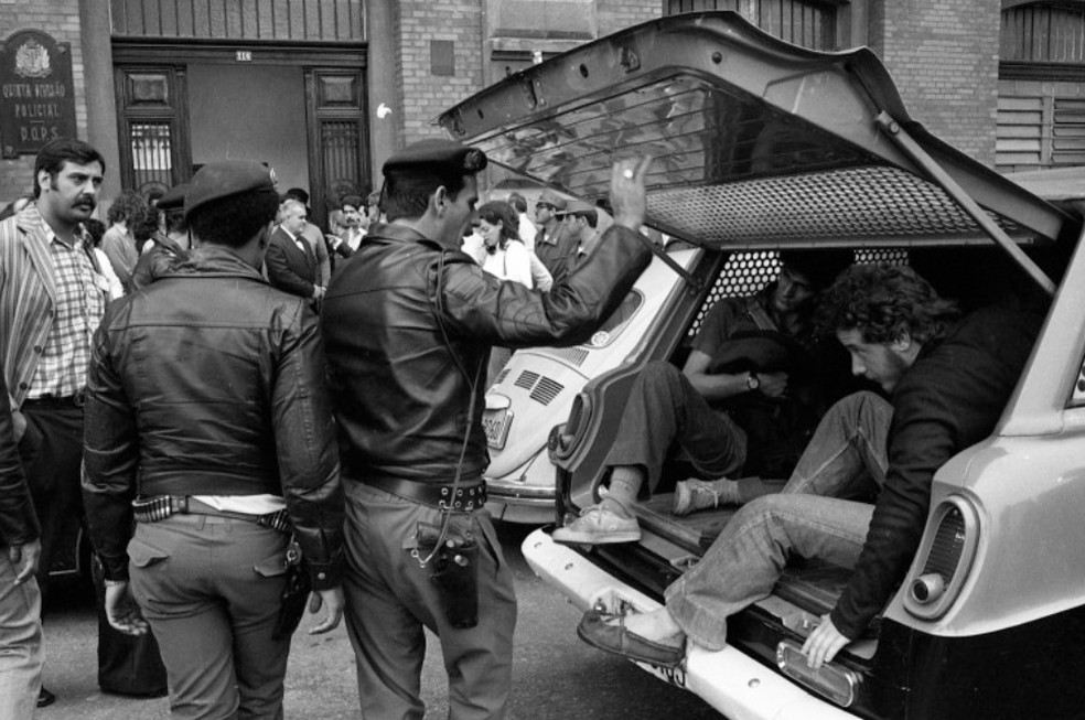Estudantes presos por tentativa de realizar encontro na USP, em 1977 — Foto: Antonio Carlos Piccino/Agência O GLOBO