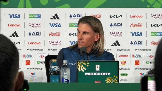 Técnico do Equador critica atraso de seis horas em viagem antes de duelo com o México na Copa: ‘Seria uma ingratidão reclamar’