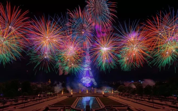 Paris celebra Queda da Bastilha com show de drones e fogos