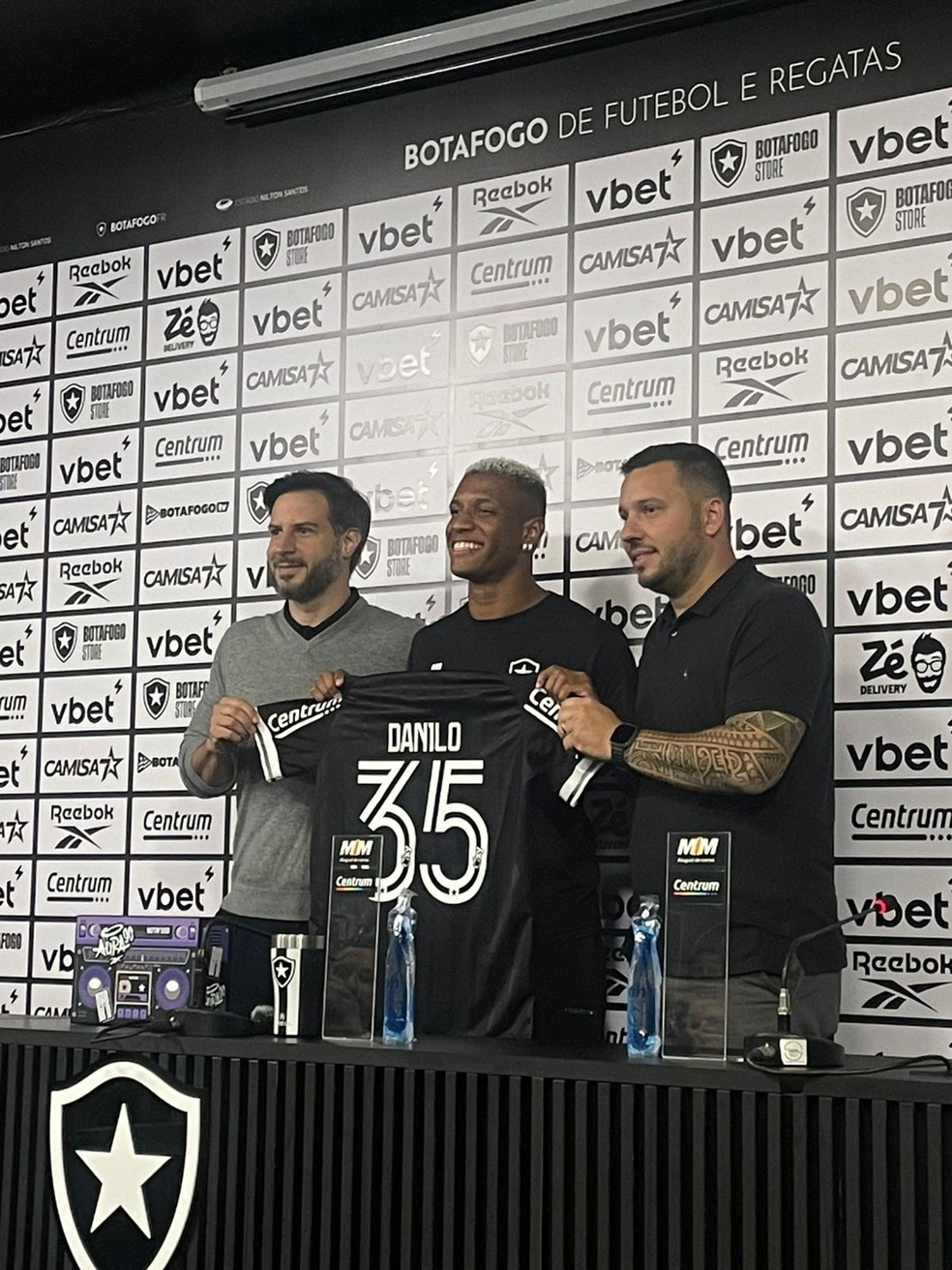 Danilo vestirá a camisa 35 no Botafogo; número é o mesmo que o volante de 24 anos utilizou quando foi promovido aos profissionais pela primeira vez, nos tempos de Palmeiras — Foto: João Pedro Fragoso