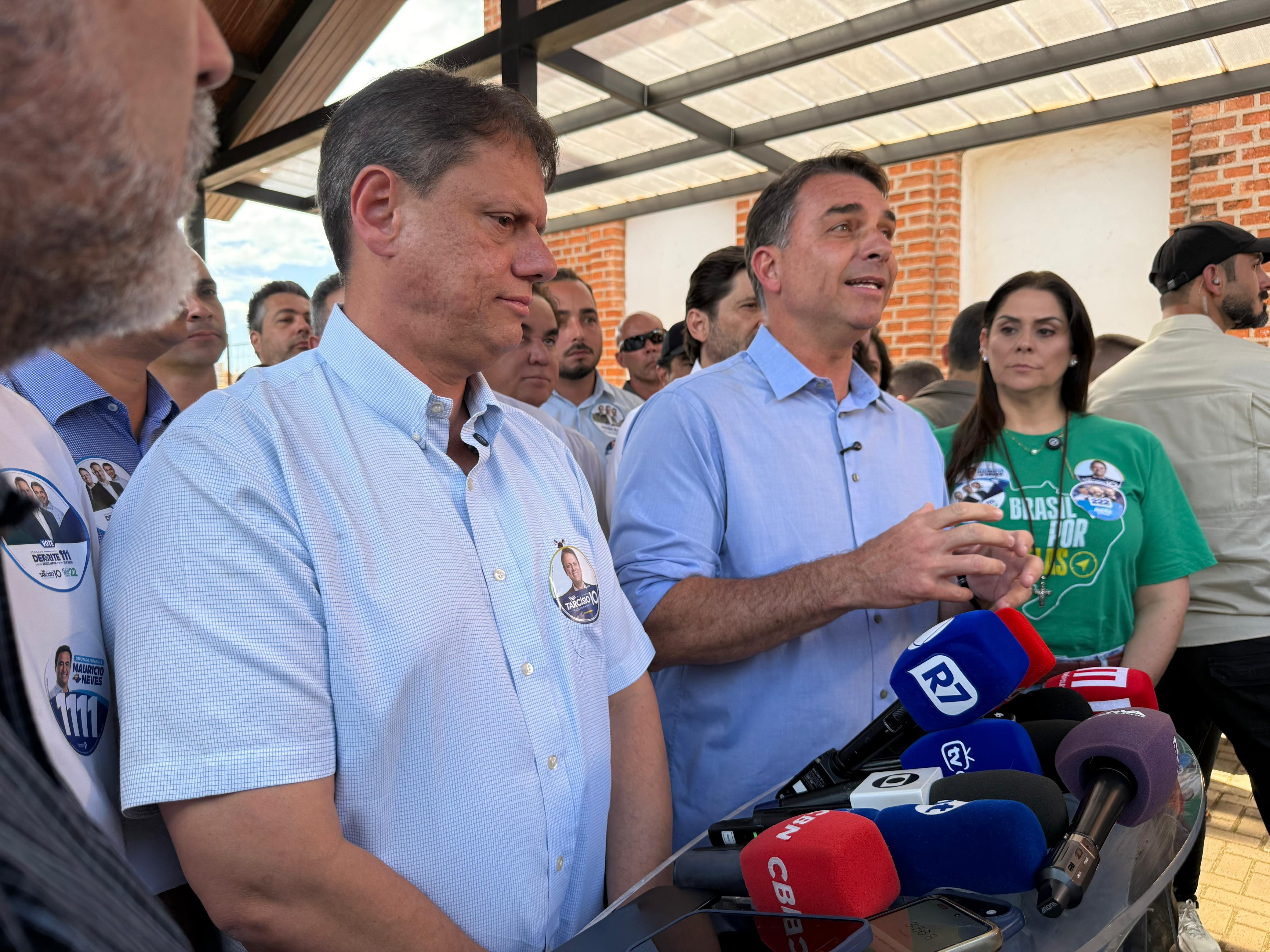 Moraes e Alcolumbre estão 'preocupados com autoproteção', diz Flávio em evento de campanha em SP - Foto