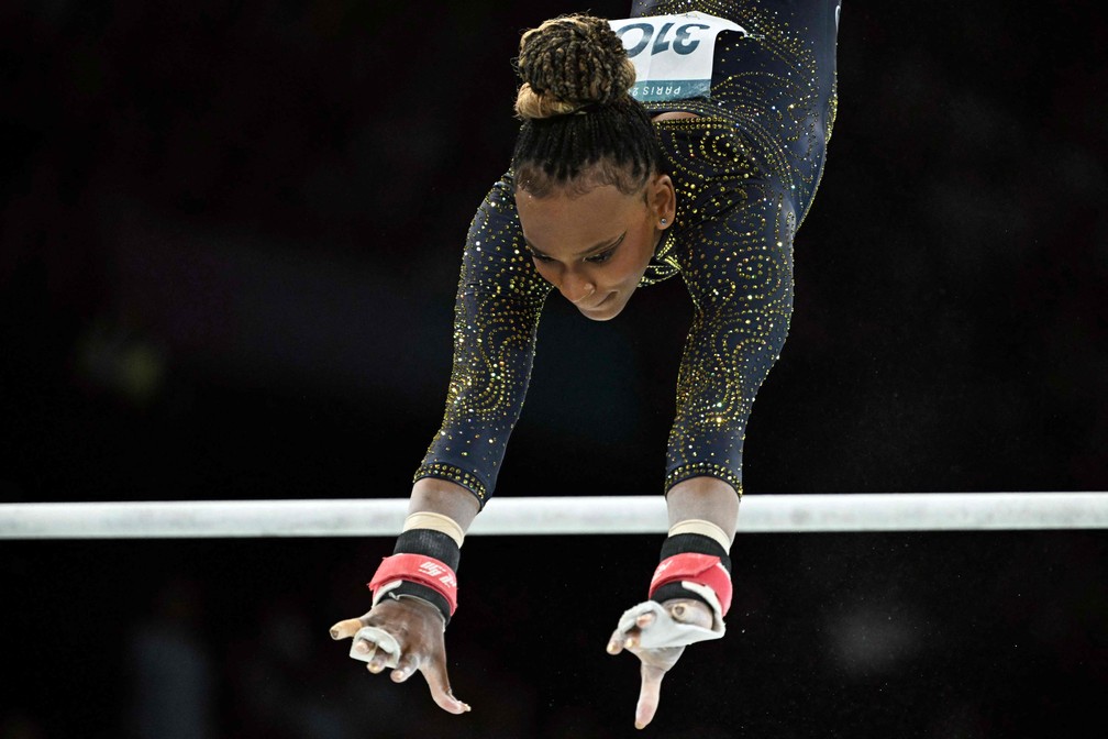 Rebeca Andrade nas barras assimétricas — Foto: Lionel BONAVENTURE / AFP