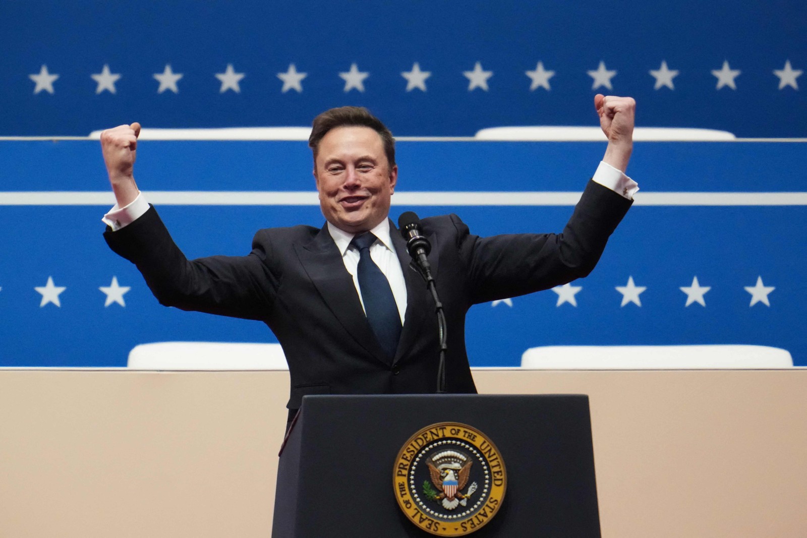 Elon Musk discursa durante evento a apoiadores de Trump no dia da posse do presidente americano — Foto: Christopher Furlong/Getty Images/AFP