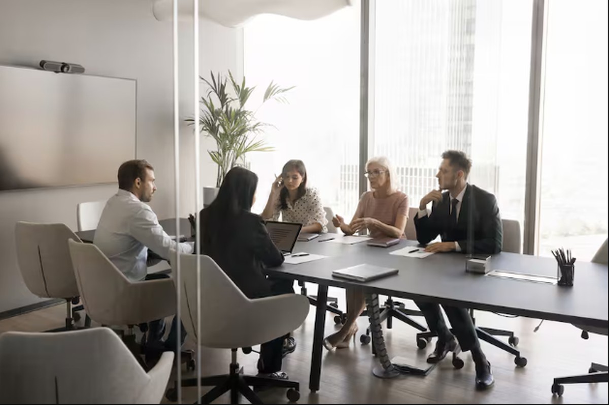 IA alerta: uso da cor laranja pode prejudicar negociações profissionais