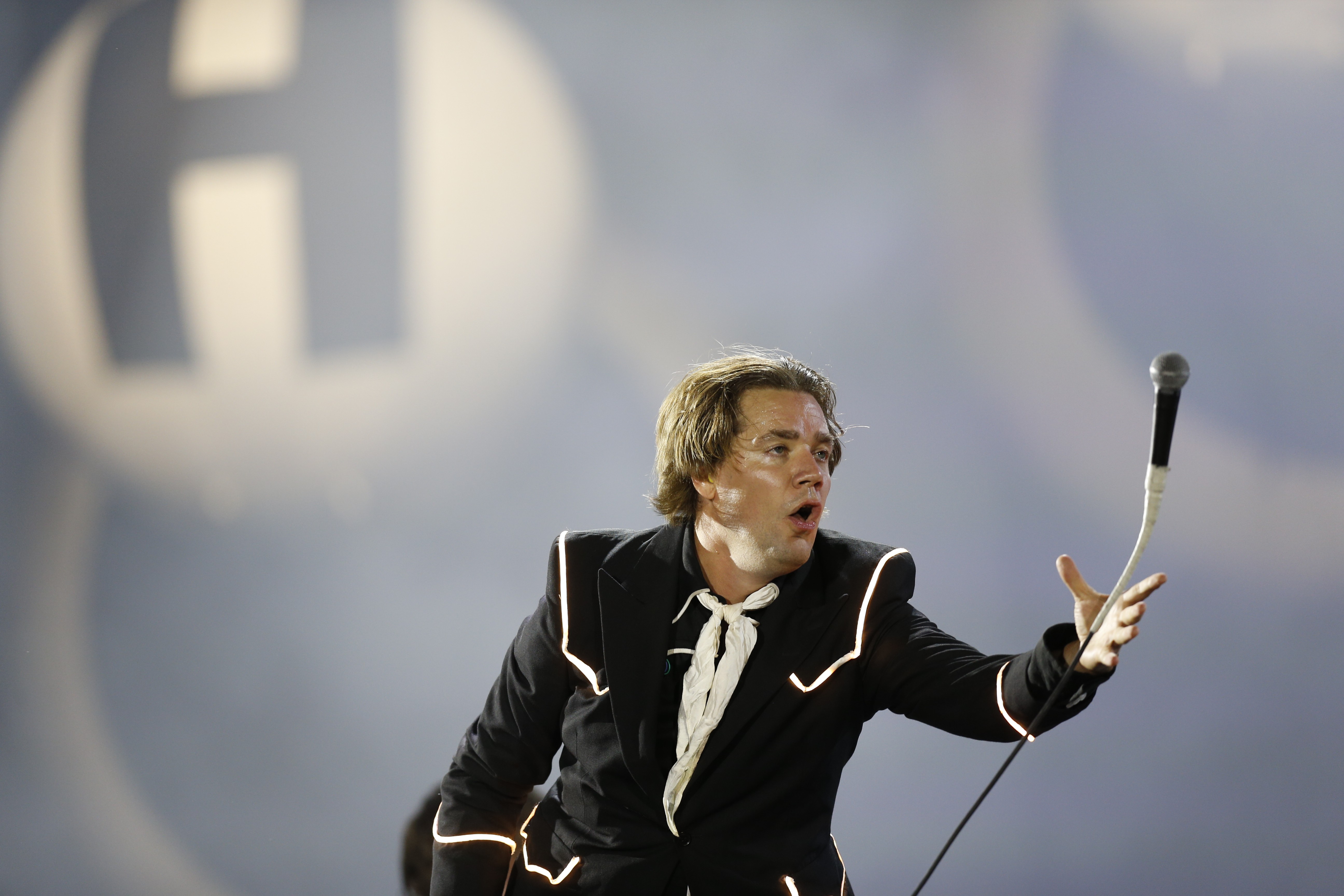 Vocalista do The Hives abusa do português e conquista público no Rock in Rio - Foto