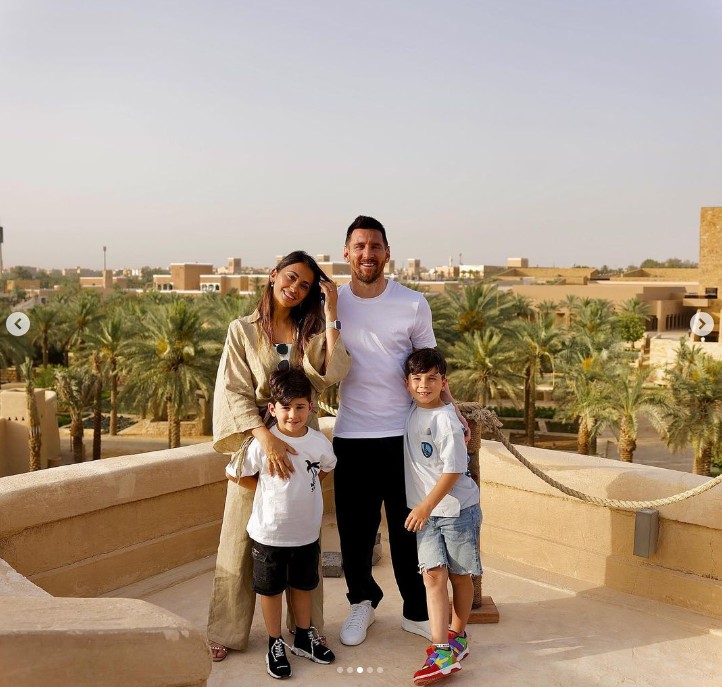 Messi posa com a mulher, Antonella, e filhos na Arábia Saudita — Foto: Reprodução/Instagram