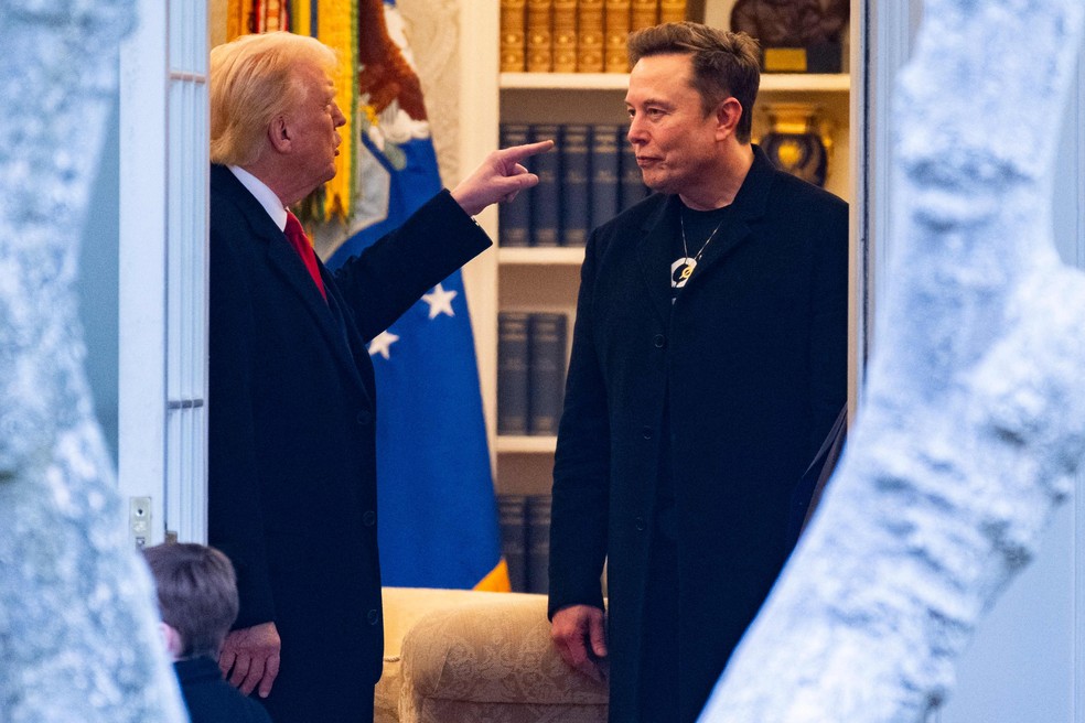 Presidente dos EUA (E), Donald Trump, conversa com o bilionário Elon Musk na Casa Branca — Foto: ROBERTO SCHMIDT / AFP
