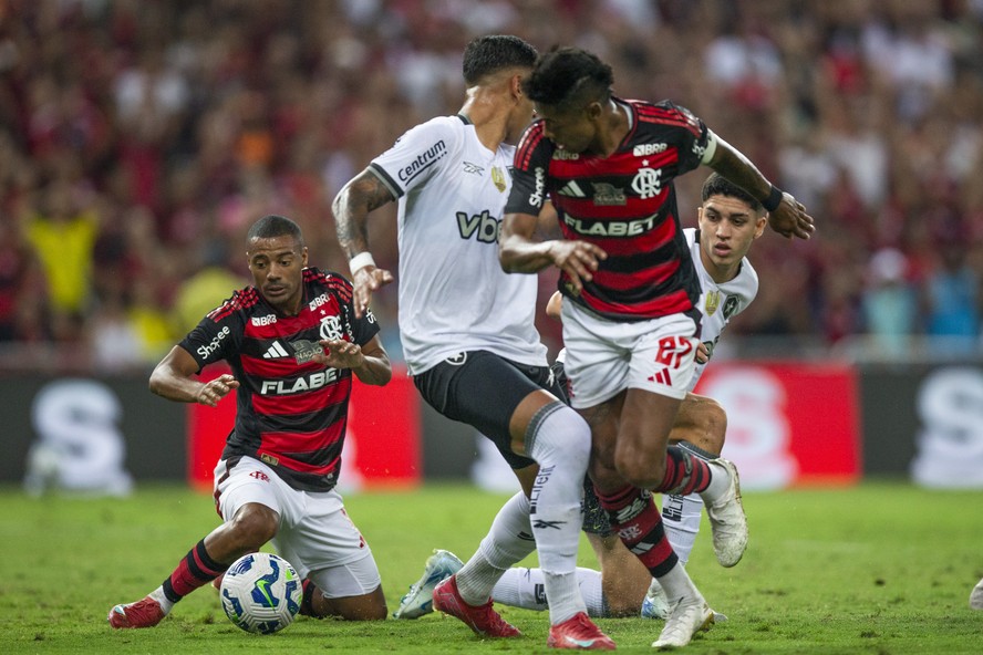 Bruno Henrique e De La Cruz, do Flamengo, tentam passar pela marcação de David Ricardo e Jair, do Botafogo