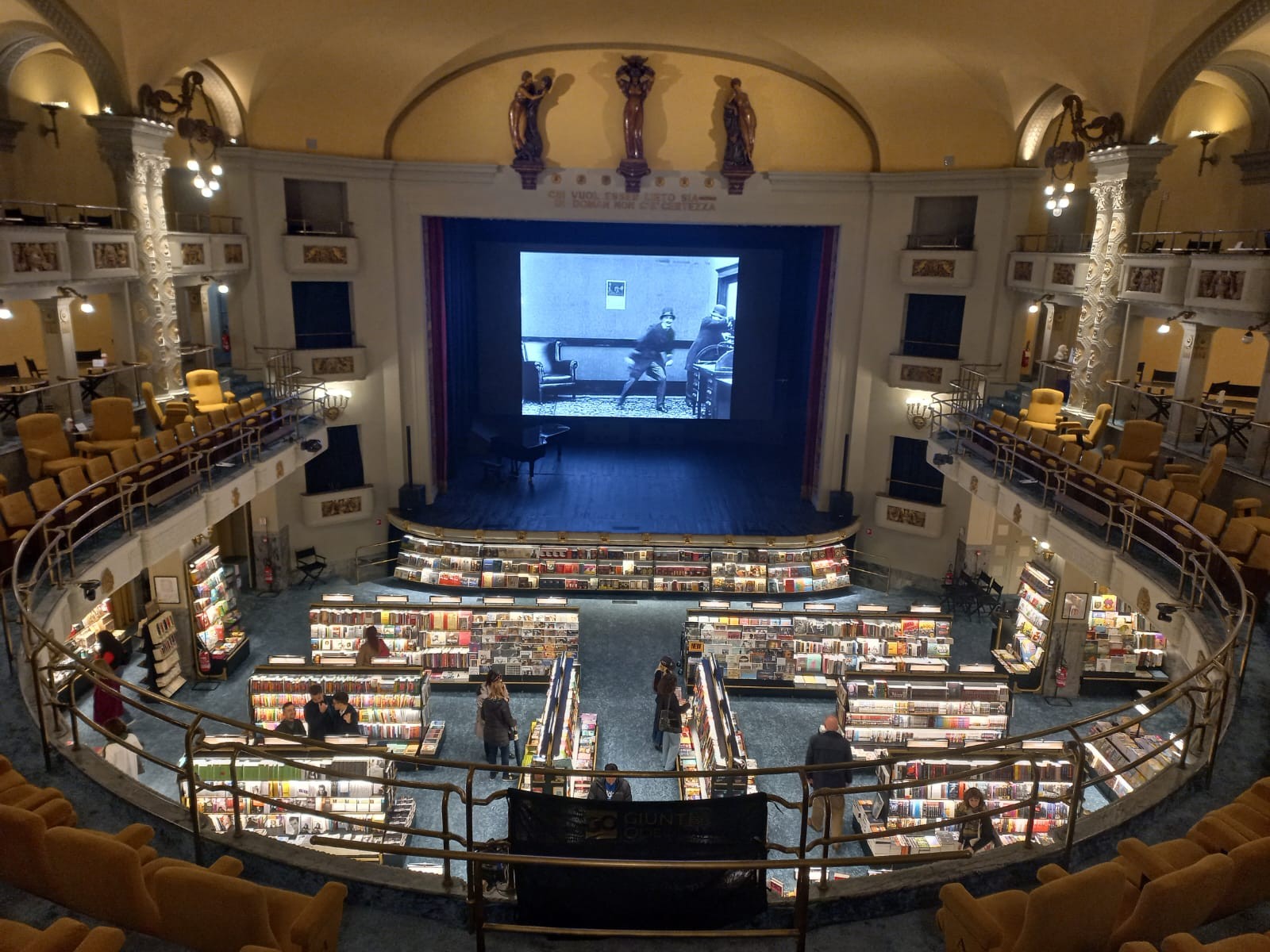 The new Giunti Odeon combines a bookstore and cinema in the beautiful space that was part of the Palazzo dello Strozzino, in Florence, Italy — Photo: Cláudia Amorim / O Globo