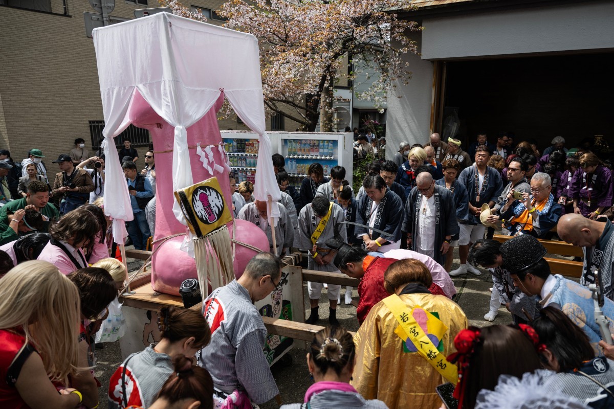 Festival da Fertilidade reúne turistas, casais e famílias em desfile com pênis gigantes para combater o estigma no Japão
