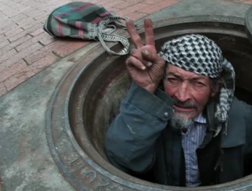 Homem viveu em um esgoto de Bogotá por 18 anos — Foto: Reprodução Youtube