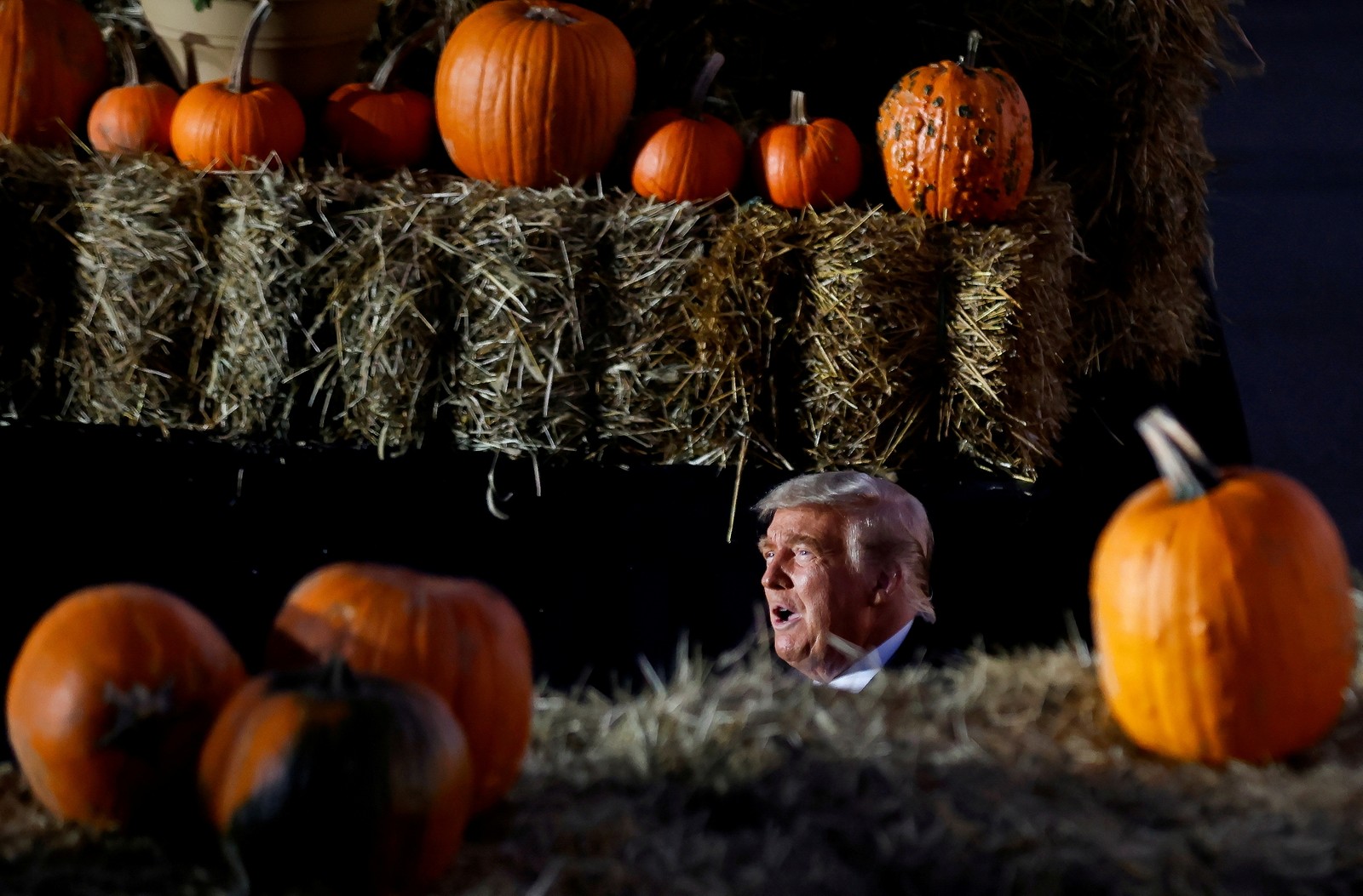 O presidente dos EUA, Donald Trump, é visto entre abóboras durante um comício de campanha no Aeroporto Regional de Pittsburgh-Butler em Butler, Pensilvânia, EUA, no dia do HalloweenREUTERS - 31/10/2020