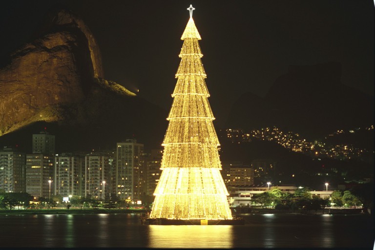 Em amarelo vibrante refletido no espelho d’água, a Árvore da Lagoa iluminou o fim de 1999 e a virada do milênio — Foto: Fernando Quevedo