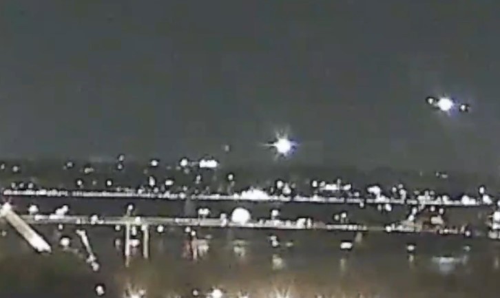 Imagens de câmeras de segurança mostram supostamente a cena do impacto de aeronaves perto do Aeroporto Nacional Ronald Reagan — Foto: Reprodução / redes sociais