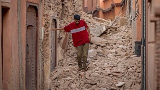 Homem caminha sobre escombros após um terremoto de magnitude 6,8 em Marrakesh — Foto: FADEL SENNA / AFP