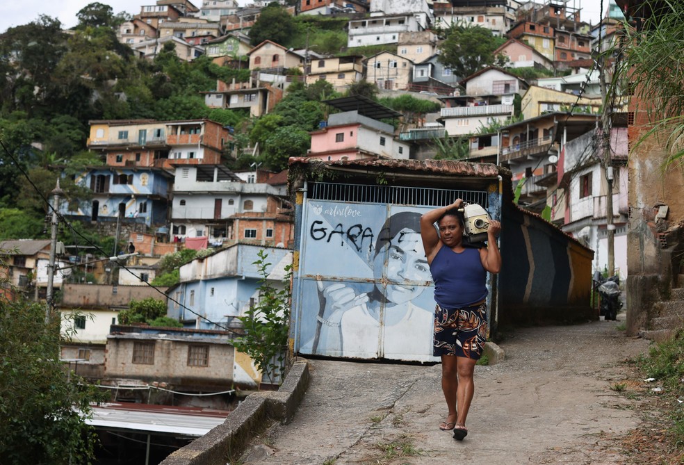 Andreia Pires do Couto não quer deixar sua casa, em Petrópolis — Foto: Márcia Foletto / Agência O Globo