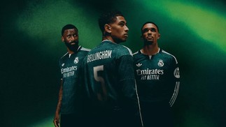 Rüdiger, Jude Bellingham e Trent Alexander-Arnold exibem o novo segundo uniforme do Real Madrid, em verde escuro com detalhes em branco envelhecido, lançado pela adidas — Foto: Divulgação