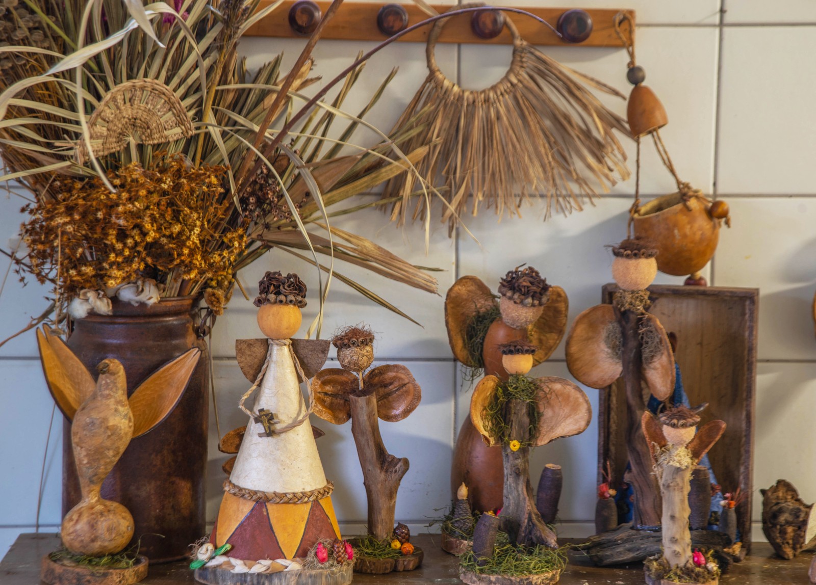 Obra das Arteiras da Canastra, um coletivo de artistas plásticas que produzem peças a partir de folhas e sementes colhidas nas plantações de Delfinópolis, Minas Gerais — Foto: Divulgação / Cezar Félix / Secretaria de Cultura e Turismo de Minas Gerais