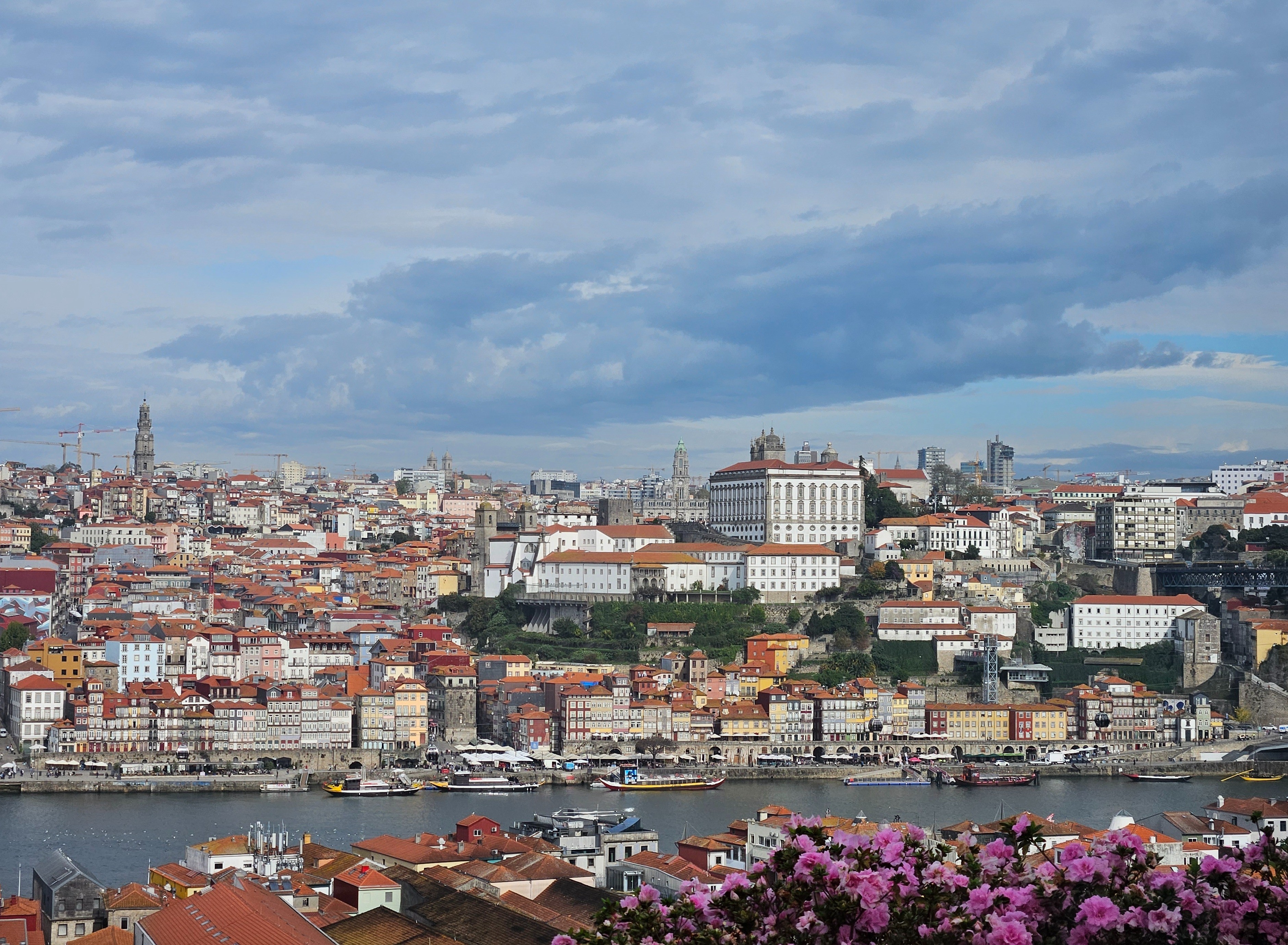 Idoso percorre linha do Metro do Porto de carro por dois quilômetros e causa interrupção no serviço