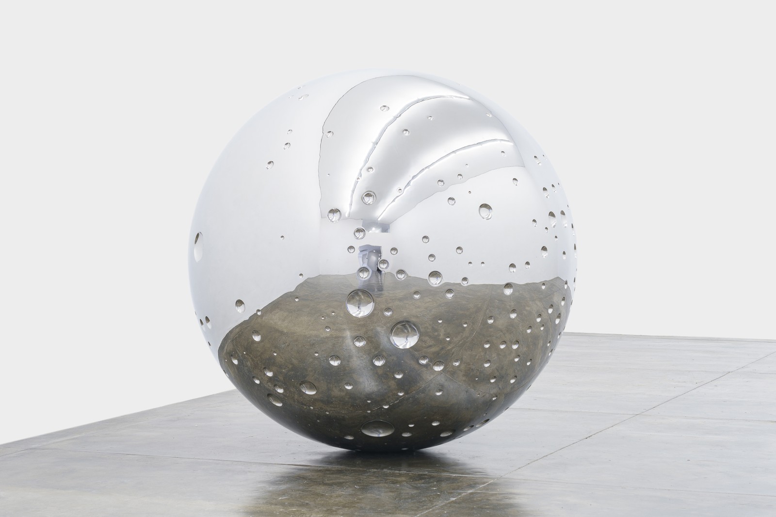 a job "moon" (2024), by Not Vital, on view at MAC Niterói - Photography: Disclosure/Flávio Freire