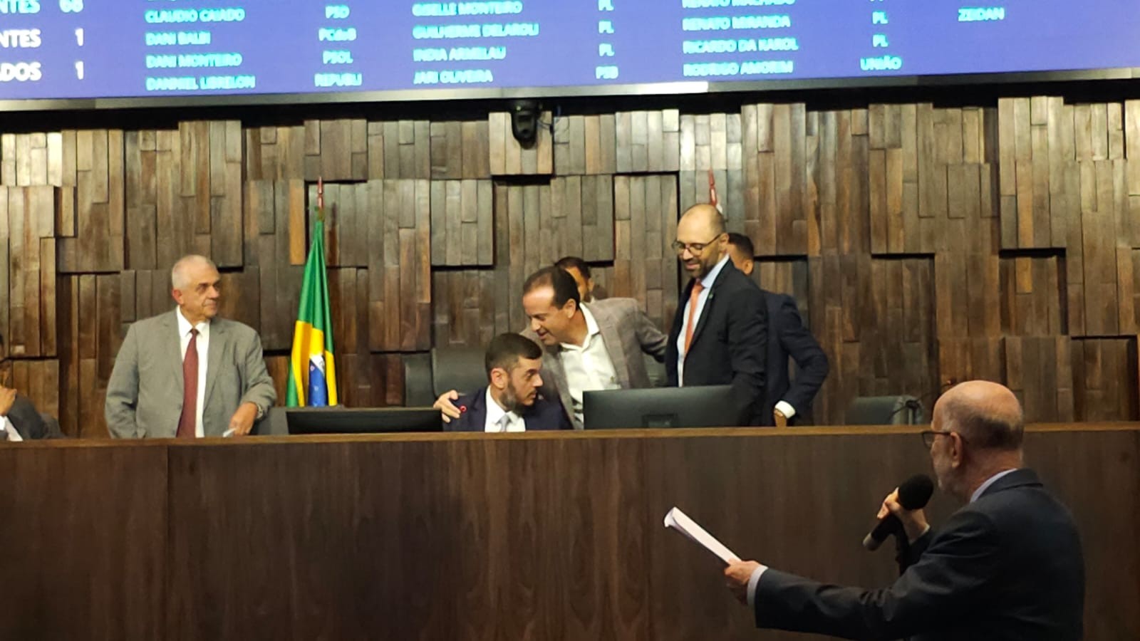Government Secretary, Andre Mora, speaking with the President of Alerg, Rodrigo Basilar, in plenary session - Photo: Felipe Greenberg / Agência O Globo