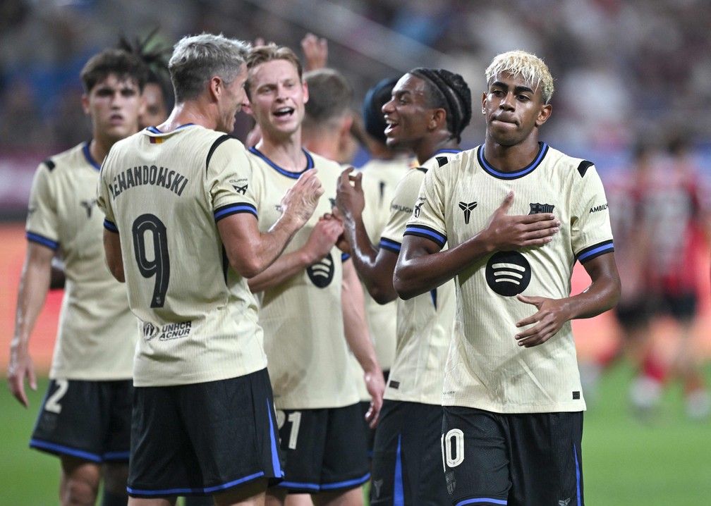 Barcelona foi um dos multados por mecanismos de fair play financeiro na Europa — Foto: Jung Yeon-je / AFP