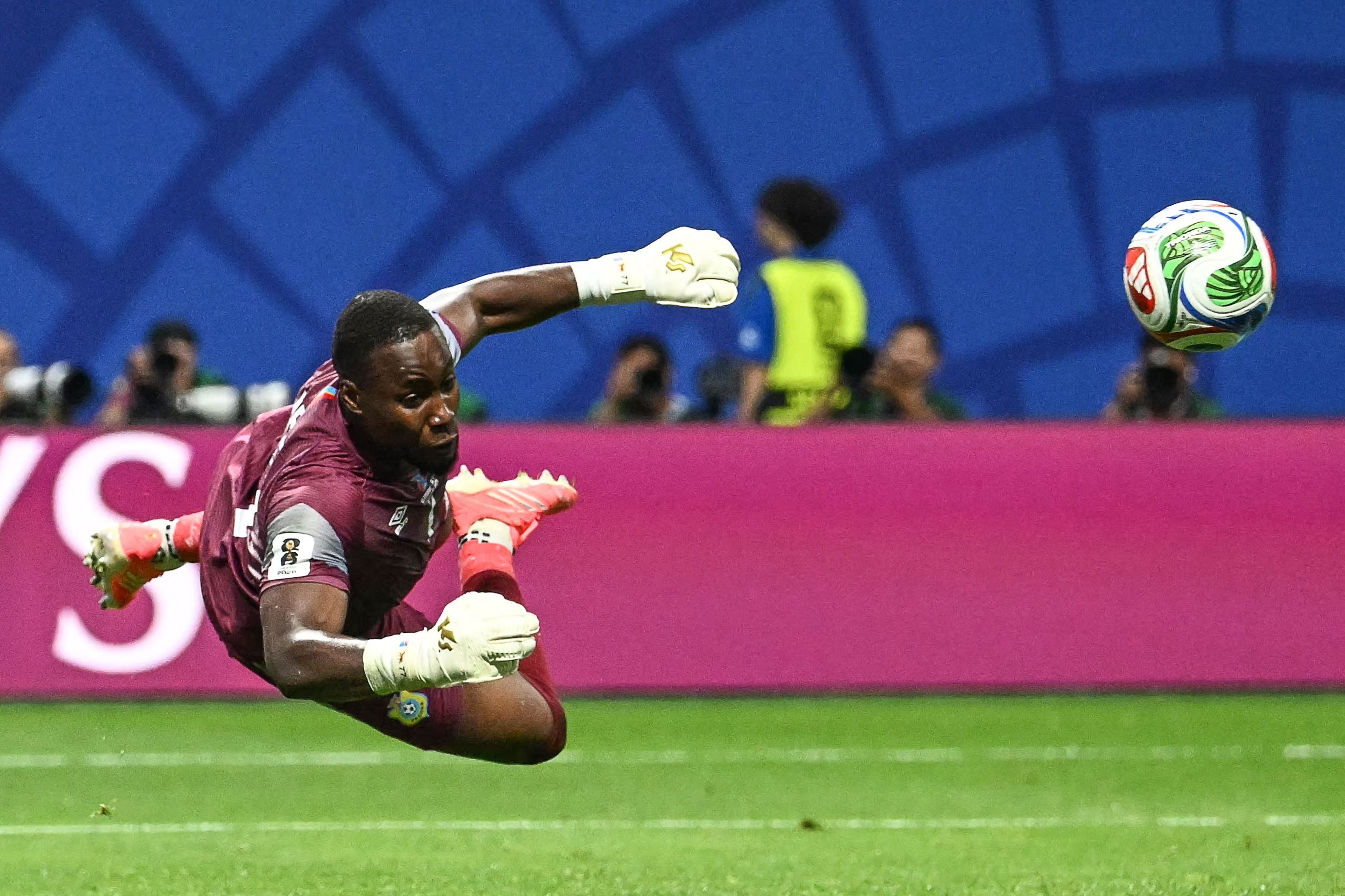 Destaque da Copa, goleiro da RD Congo tem suspeita de lesão grave após operar milagre no Francês