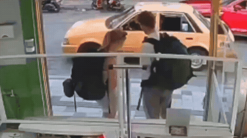 Assalto na Colômbia vira debate após mulher reagir sozinha e companheiro se esconder: 'Precisa trocar de namorado'