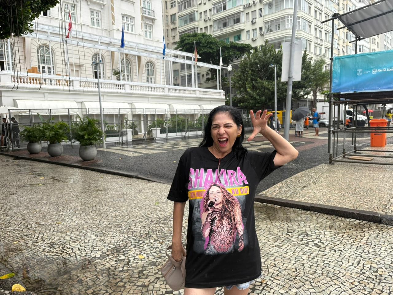 Uivo, dança e gritos: fãs da Shakira se aglomeram em frente ao Copacabana Palace mesmo com chuva