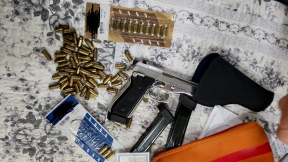 Arma e munições apreendidas com integrante de quadrilha do golpe do clube de viagens — Foto: Divulgação/PCDF