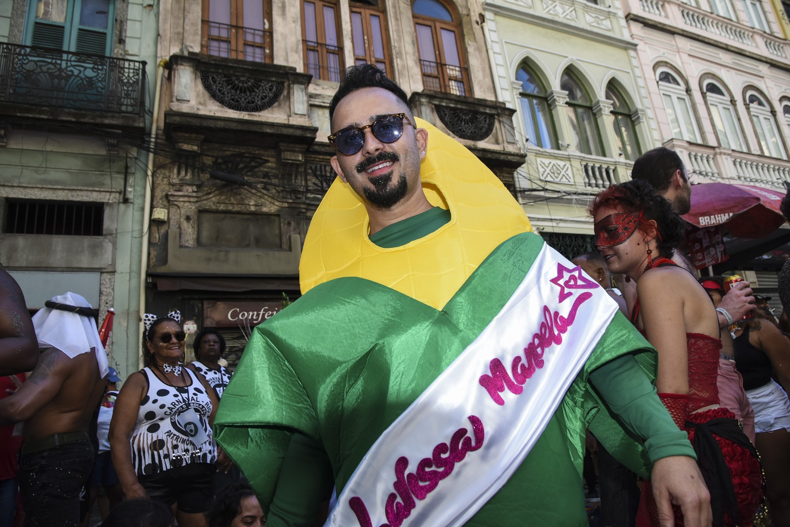 Folião fantasia-se de milho, em referência ao meme da atriz Larissa Manoela — Foto: Alex Ferro/Riotur